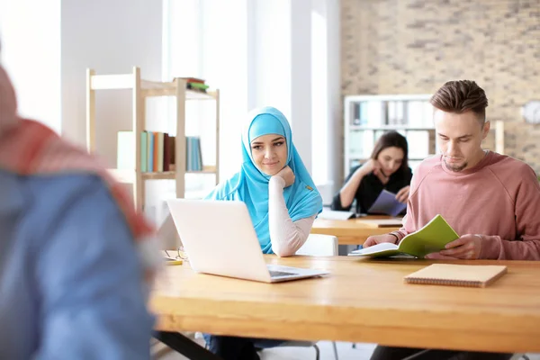 Murid Laki Laki Dan Teman Sekelas Muslimnya Menggunakan Laptop Perpustakaan — Stok Foto