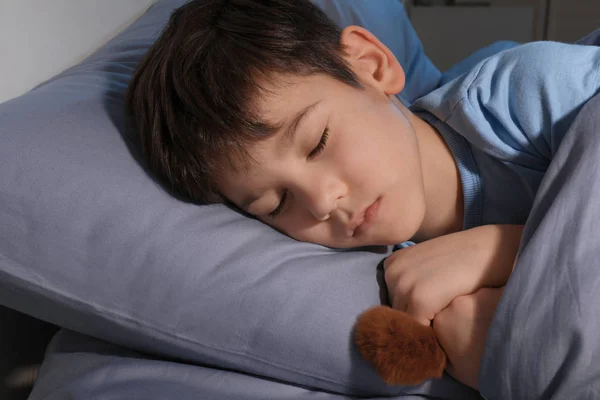 Lindo Niño Durmiendo Cama Casa —  Fotos de Stock