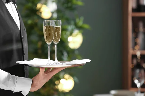 Kellner Hält Tablett Mit Champagnergläsern Restaurant — Stockfoto