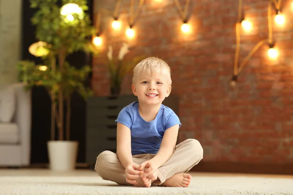 Roztomilý Malý Chlapec Sedí Podlaze Doma — Stock fotografie