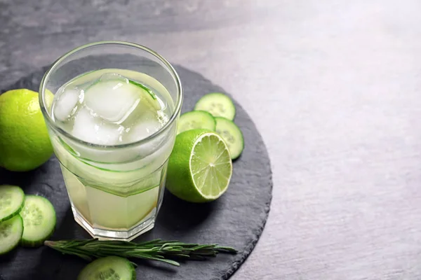 Copo Limonada Saborosa Com Limão Pepino Mesa — Fotografia de Stock