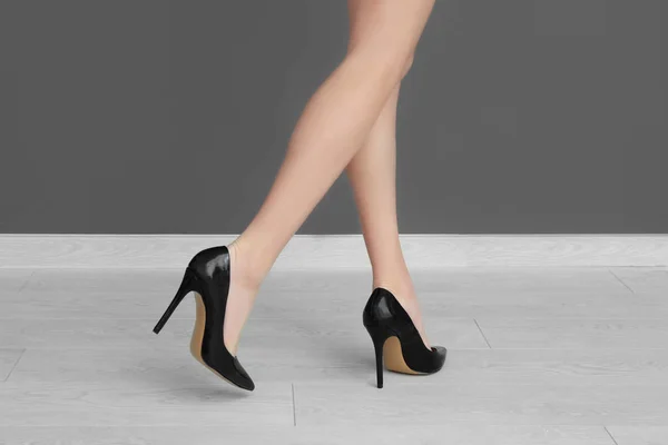 Ноги Молодой Женщины Туфлях Высоких Каблуках Стоят Рядом Серой Стеной — стоковое фото