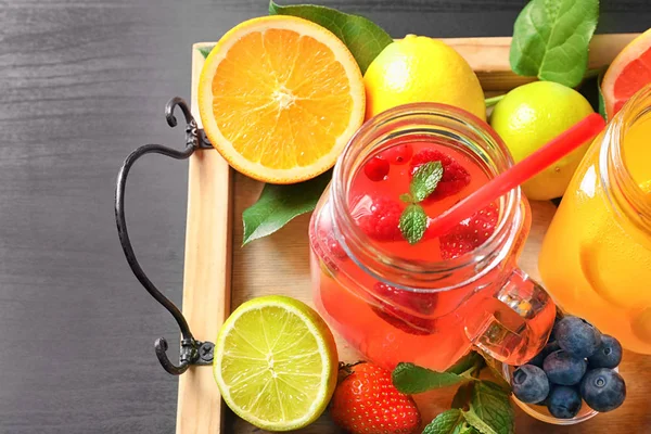 美味的柠檬水与浆果和柑橘水果在梅森罐子桌上 — 图库照片