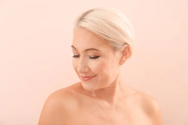 Portret Van Mooie Rijpe Vrouw Lichte Achtergrond Huid Zorg Concept — Stockfoto
