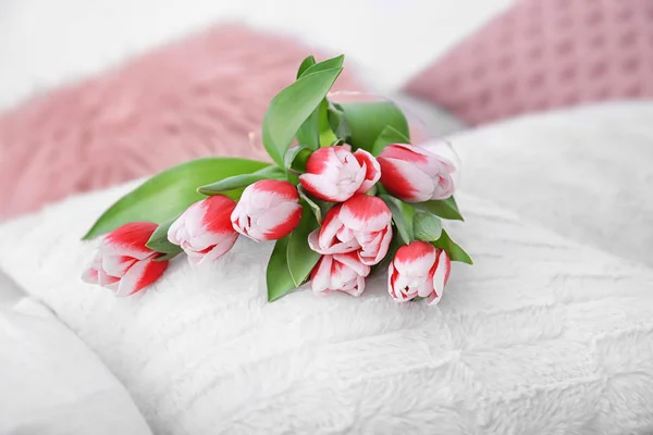 Bouquet de fleurs sur oreiller — Photo