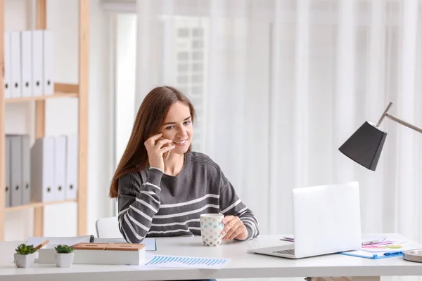 Mujer Joven Hablando Teléfono Móvil Mesa Oficina — Foto de Stock