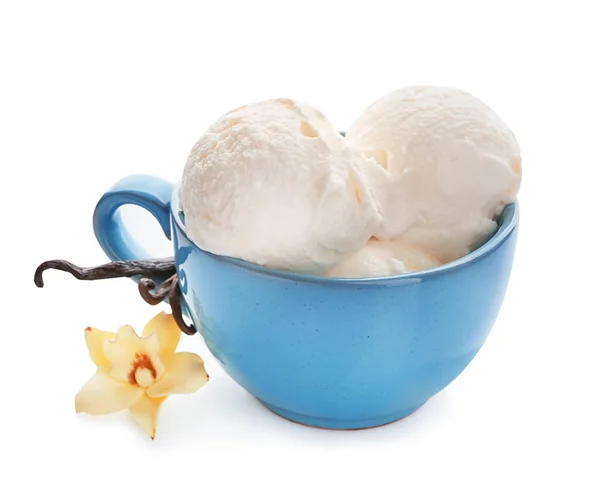 Kupası Beyaz Zemin Üzerine Lezzetli Vanilyalı Dondurma Ile — Stok fotoğraf