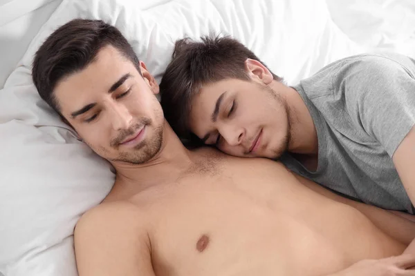 Joven pareja gay acostada en la cama en casa — Foto de Stock