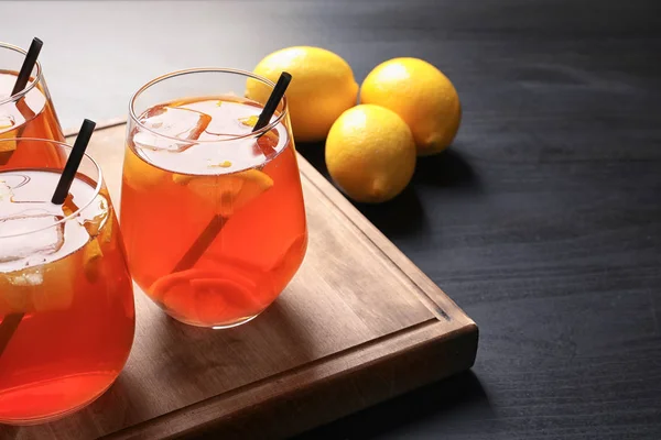Leckere Erfrischende Limonade Mit Eis Gläsern Auf Dem Tisch — Stockfoto