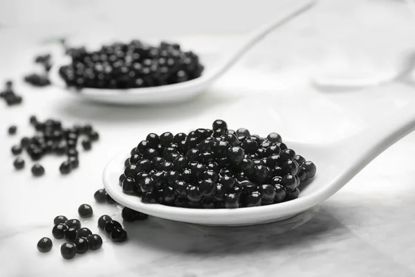 Cucchiai Con Delizioso Caviale Nero Tavola Marmo — Foto Stock