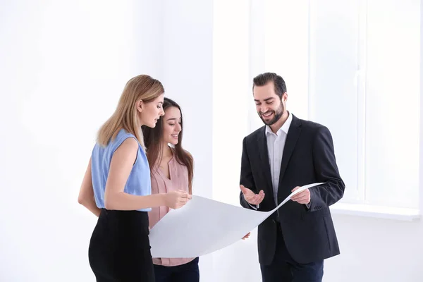 Real Estate Agent Trainee Showing Plan Apartment Client — Stock Photo, Image