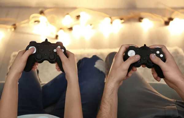 Giovane coppia che gioca al videogioco — Foto Stock