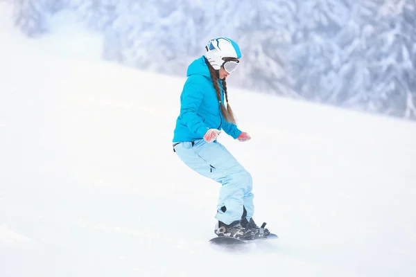 Snowboarder Feminino Pista Esqui Resort Nevado Férias Inverno — Fotografia de Stock