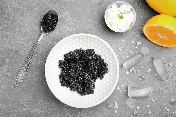 Cucchiaio Ciotola Con Delizioso Caviale Nero Sfondo Grigio — Foto Stock