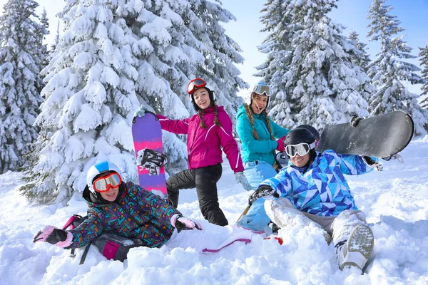 Vänner Snöiga Ski Resort Vintersemester — Stockfoto