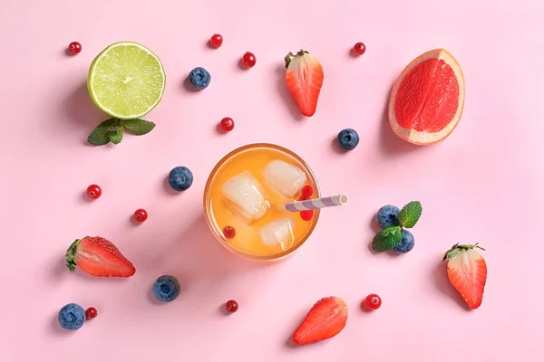 Komposition Mit Schmackhafter Limonade Früchten Und Beeren Auf Farbigem Hintergrund — Stockfoto