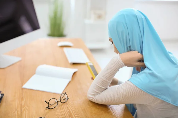 Mulher Muçulmana Roupas Tradicionais Estudando Dentro Casa — Fotografia de Stock