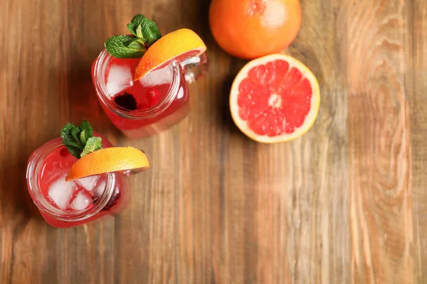 Leckere Limonade Mit Grapefruit Und Beeren Einmachgläsern Auf Dem Tisch — Stockfoto