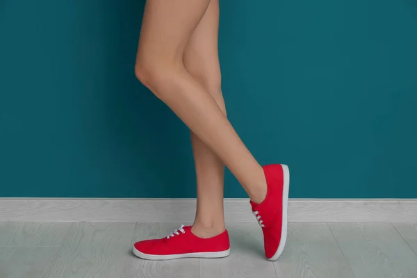 Hermosa Mujer Zapatos Elegantes Cerca Pared Color — Foto de Stock