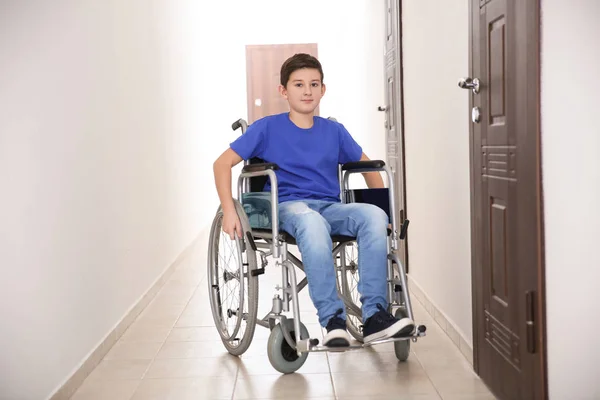 廊下で車椅子の少年 — ストック写真