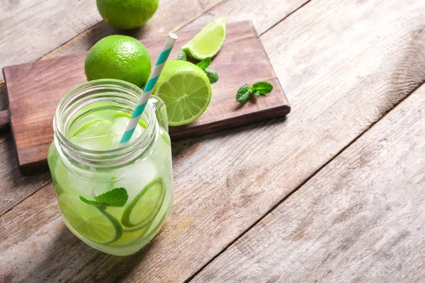 Leckere Limonade Mit Limette Einmachglas Auf Dem Tisch — Stockfoto