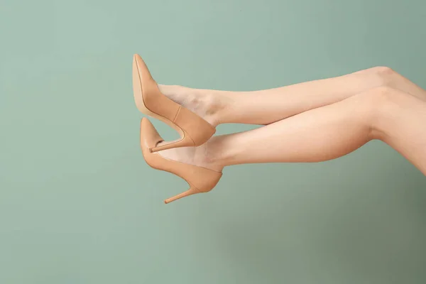 Ноги Молодой Женщины Элегантной Обуви Цветном Фоне — стоковое фото