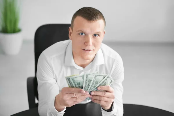 Funcionário de escritório com dinheiro — Fotografia de Stock