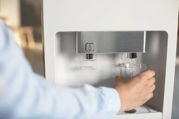 Donna Che Riempie Vetro Dal Refrigeratore Acqua Primo Piano — Foto Stock