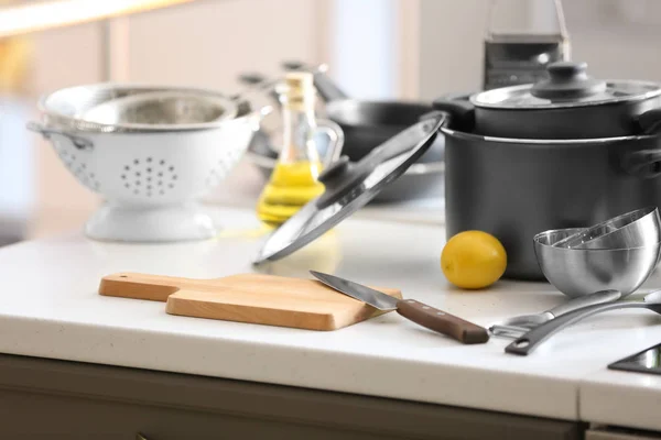 Tabla Cortar Con Utensilios Cocina Preparados Para Las Clases Cocina —  Fotos de Stock