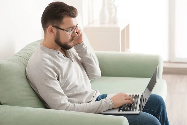 Homme parlant au téléphone — Photo