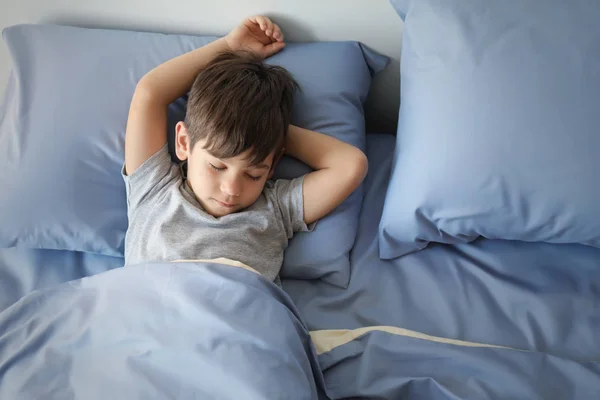 Anak Kecil Yang Lucu Tidur Tempat Tidur Rumah — Stok Foto