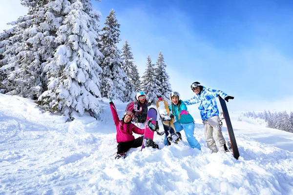 Vrienden Besneeuwde Skiresort Wintervakantie — Stockfoto