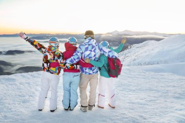 Karlı Kayak Merkezi güzelliği zevk arkadaş grubu. Kış tatili