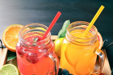 Çilek ve narenciye mason kavanoz tablo ile lezzetli limonata