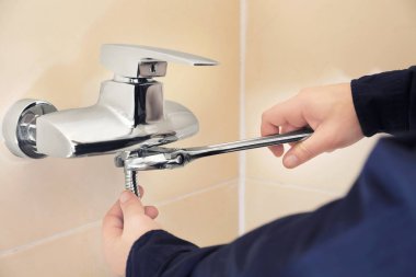Profesyonel erkek tesisatçı hortum duş kapalı sabitleme
