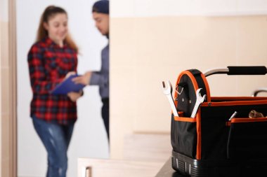 Bulanık insanlarla tesisatçı 's araçların arka plan üzerinde ayarla