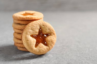 Lezzetli Linzer çerezler ile masaya jam