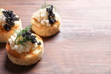 Ahşap arka plan üzerinde siyah havyar lezzetli meze