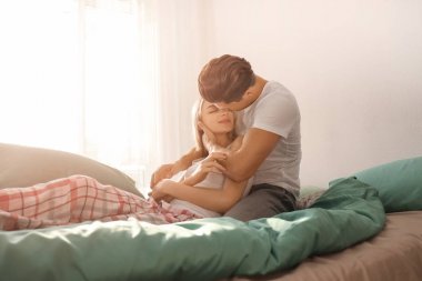 Evde yatakta mutlu çift