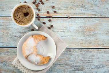 Lezzetli Hilal rulo ve ahşap zemin üzerine kahve ile plaka