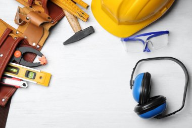 Kulaklıklar, kask ve tablo araçları ile düz yatıyordu kompozisyon. İşitme koruma