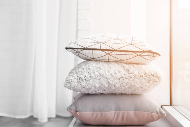 Pencere üzerinde farklı yastıklar