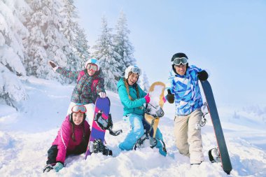 Arkadaşlar karlı Kayak Merkezi. Kış tatili