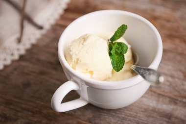 Fincan masada lezzetli vanilyalı dondurma ile