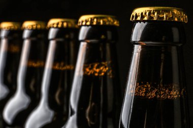 Siyah arka plan, closeup bira cam şişe