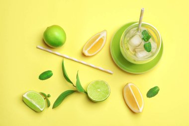 Renk arka plan, üstten görünüm lezzetli limonata ile kompozisyon