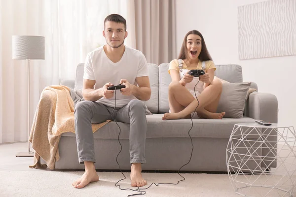 Couple playing video game — Stock Photo, Image