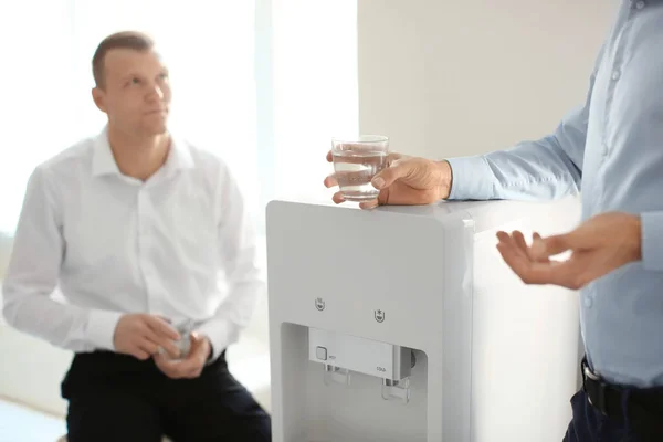 Personeelsleden Van Het Bureau Met Pauze Buurt Van Waterkoeler — Stockfoto