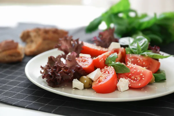 Salade Aux Tomates Basilic Servie Sur Assiette Blanche Gros Plan — Photo