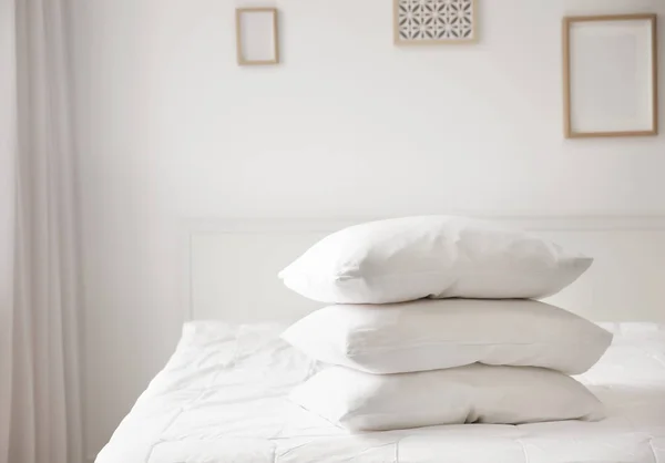 床上的枕头叠 — 图库照片